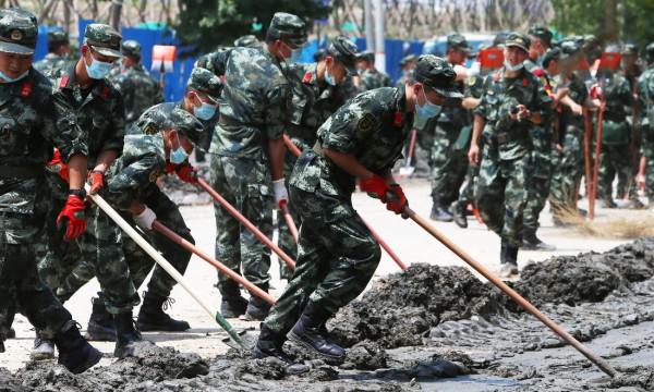 郑州：清淤排涝 恢复重建