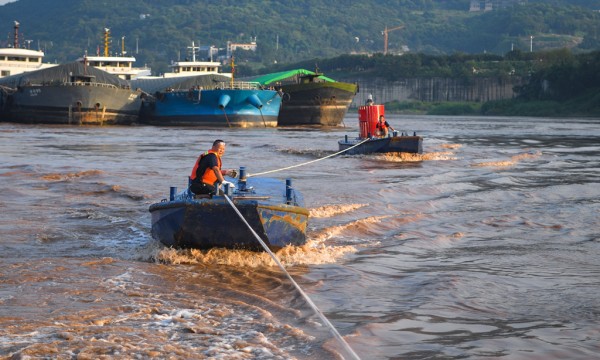 重庆：洪峰过境 航道工乘风破浪为船舶保驾护航