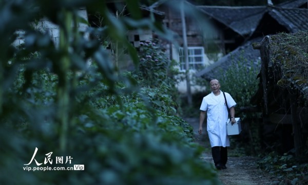 贵州绥阳：“70后”村医守护村民健康30年