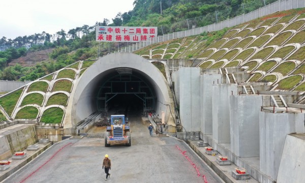 我国首条跨海高铁全线最长隧道贯通