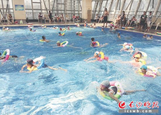 长沙各大游泳馆开始迎来旺季，都在加大推广力度吸引市民办卡和参加游泳班。长沙晚报记者 石祯专 摄