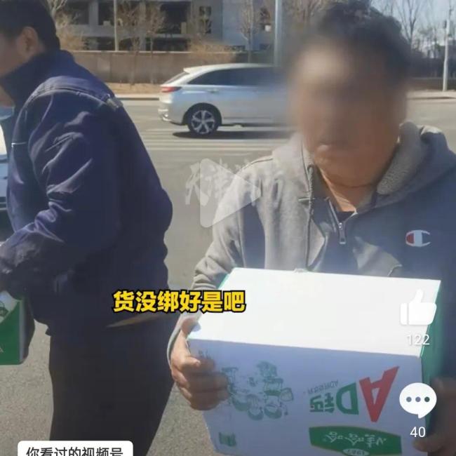 多箱娃哈哈散落马路消防员秒变搬运工 帮车主快速捡起装箱